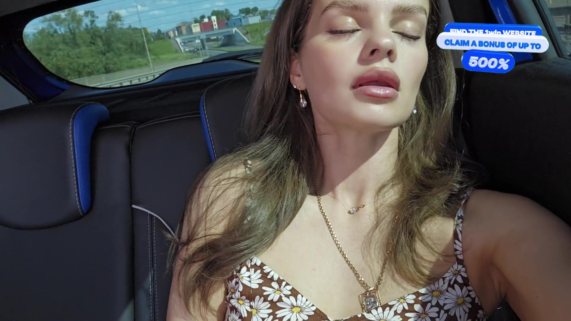 Русская мастурбирует соло в такси